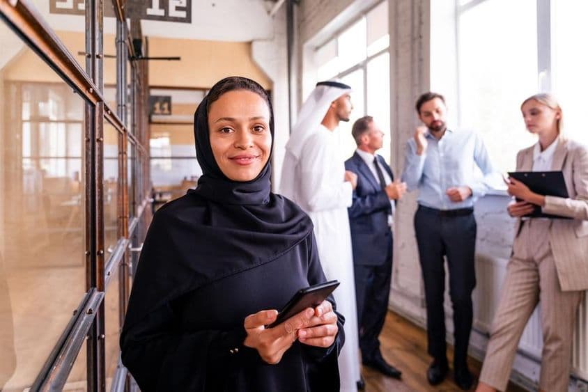UAE-Arbeiter in einem Flur.