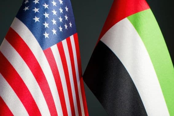 USA- und VAE-Flaggen.