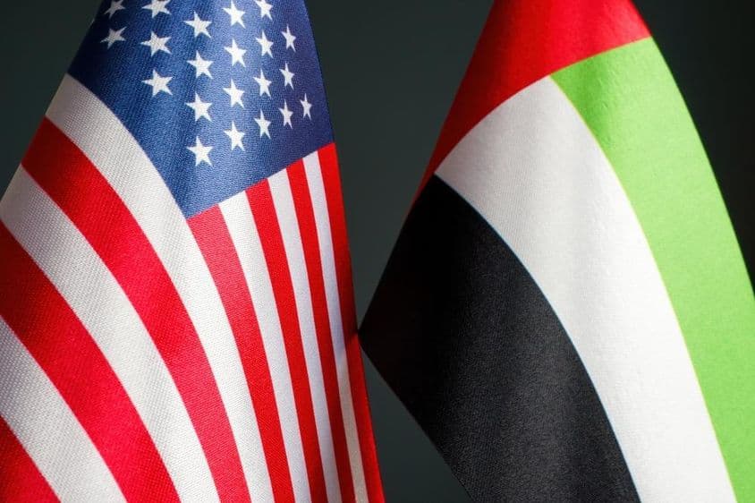 USA- und VAE-Flaggen.