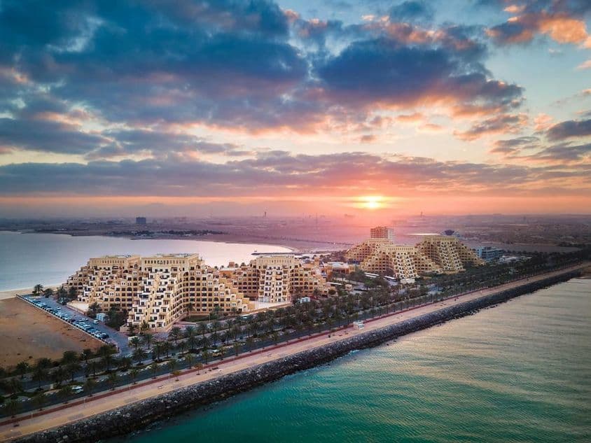 Sonnenaufgang am Strand von Marjan Island, einer künstlichen Insel im Emirat Ras Al Khaimah der Vereinigten Arabischen Emirate.