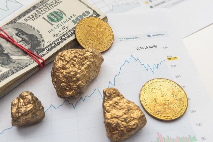 Gold, Bitcoin Münze, Dollarbündel.