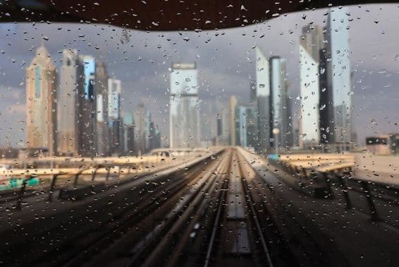 Dubai Regen, gesehen von einem Metrofenster.