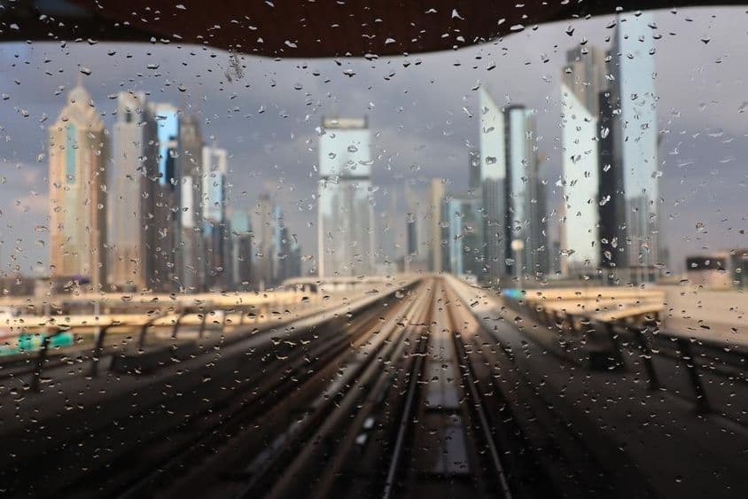Dubai Regen, gesehen von einem Metrofenster.