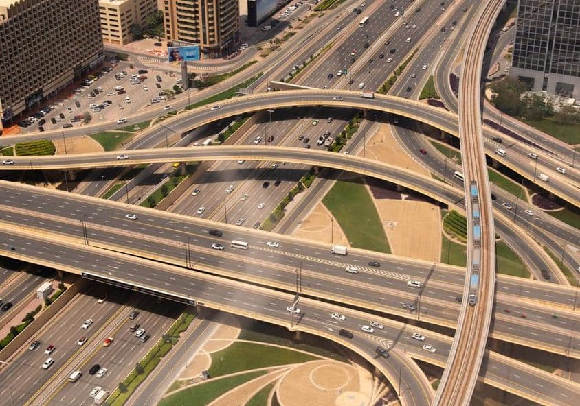 Dubai-Kreuzung mit U-Bahn.