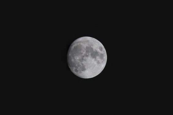 Mond über Dubai.