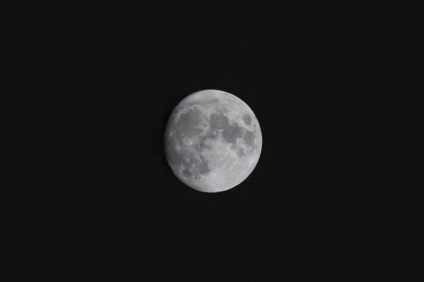 Mond über Dubai.