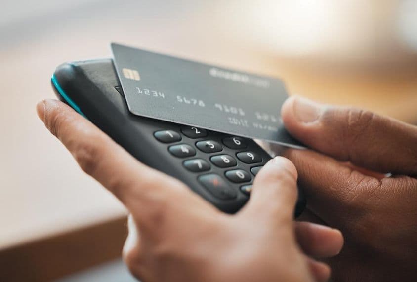 Kreditkartenzahlung an einem mobilen Terminal.