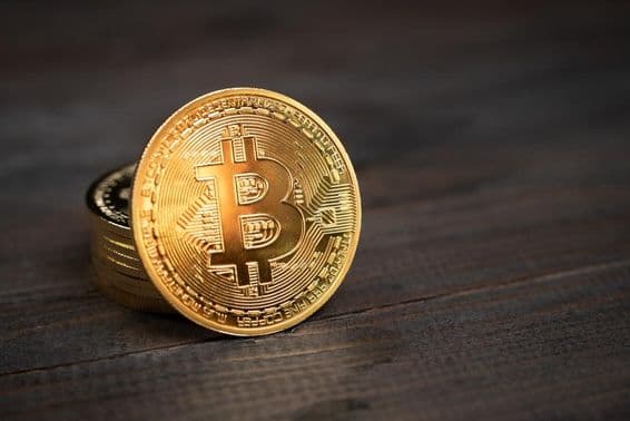 Bitcoin-Münzen auf einem Tisch.