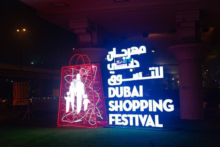 Neonschild des Dubai Shopping Festivals.