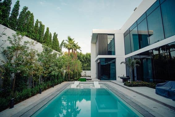 Luxushaus in Dubai mit Swimmingpool.