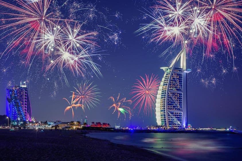 Silvester in Dubai mit Burj Al Arab und Feuerwerk im Hintergrund.