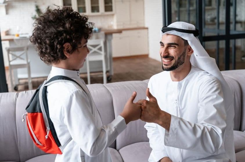 Ein arabischer Vater und Sohn bereiten sich auf die Schule vor.