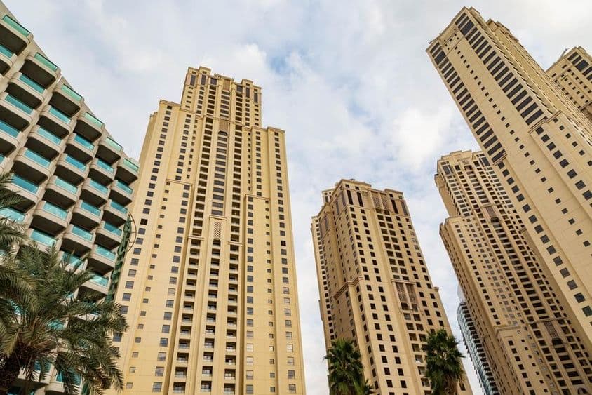 Ältere in Dubai gebaute Wolkenkratzer.