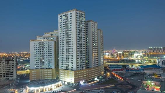 Ajman-Stadtlandschaft mit Dächern und Türmen.