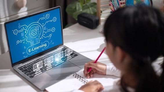 Schülerin lernt zu Hause Bildungsmaterial.