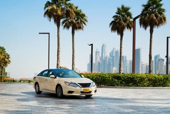 Dubai Taxi, Wolkenkratzer im Hintergrund.