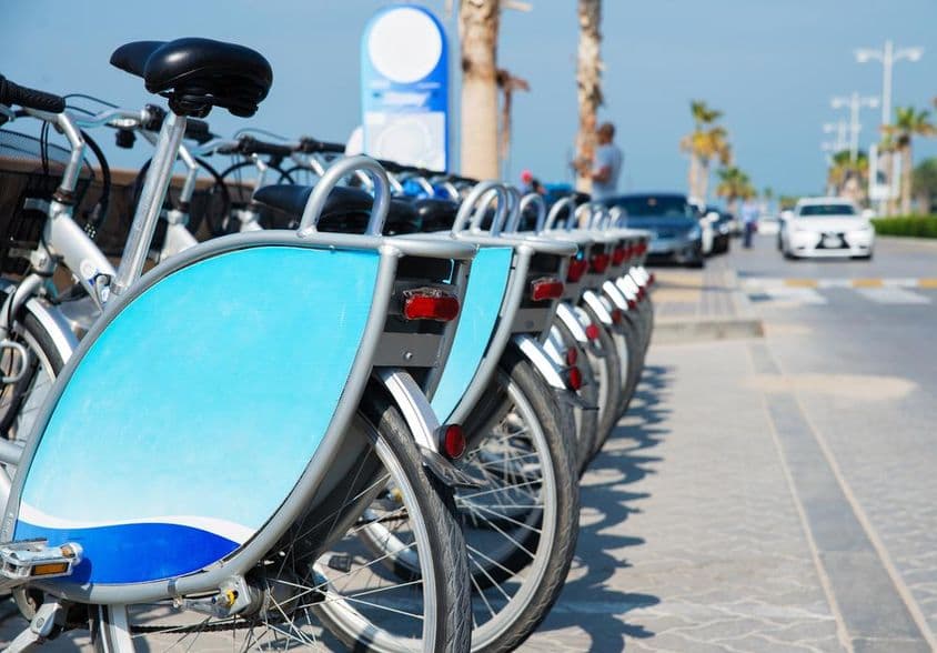 Fahrräder in Dubai ordentlich in einem Ständer platziert.