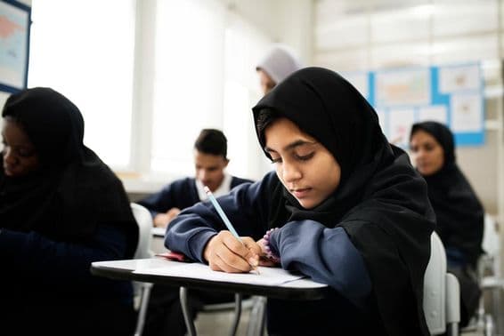 Muslimische Kinder studieren in einem Klassenzimmer