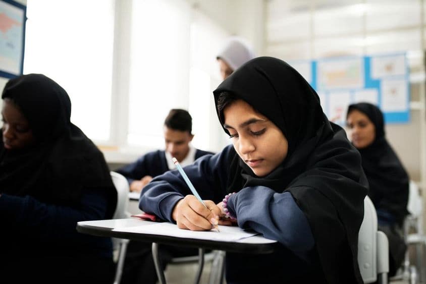 Muslimische Kinder studieren in einem Klassenzimmer