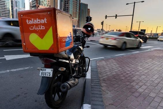 Talabat-Motorrad am Straßenrand geparkt.