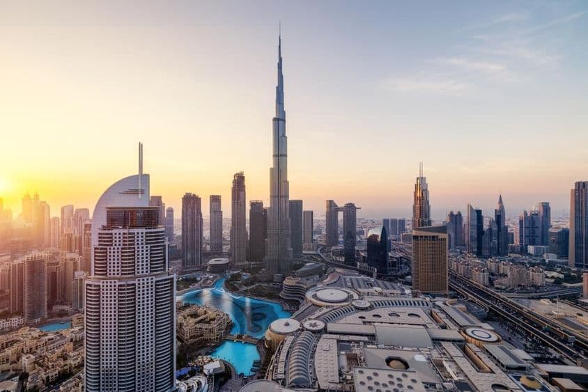 Dubais Skyline mit Wolkenkratzern im Hintergrund.