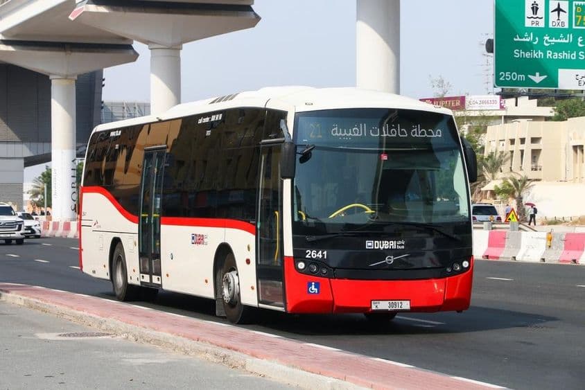 Dubai-Bus fährt auf der Straße.