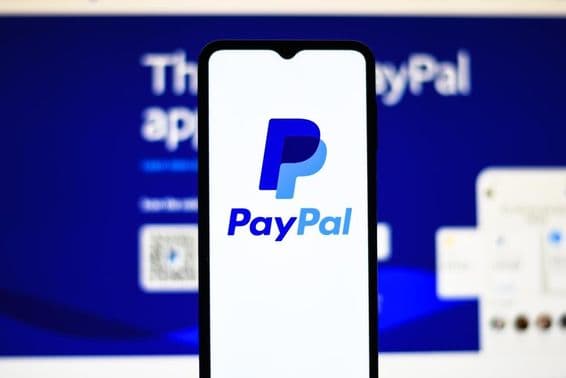 PayPal-Logo auf einem Handy.