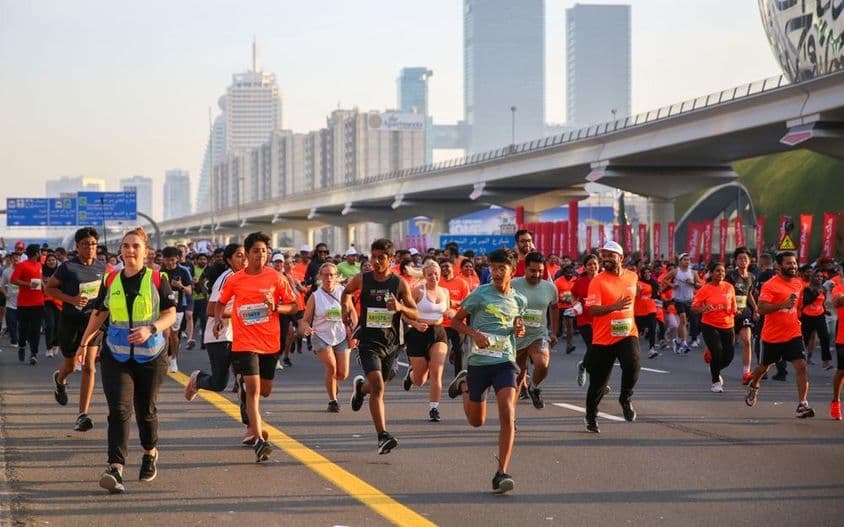 Dubai Lauf auf der Sheikh Zayed Road.
