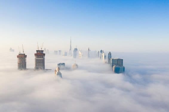 Wolkenkratzer in Dubai in Nebel gehüllt.
