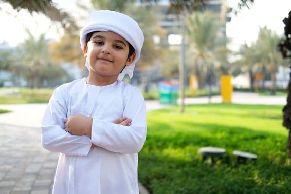 Fröhliches 8-jähriges Kind in einem Park in Dubai.