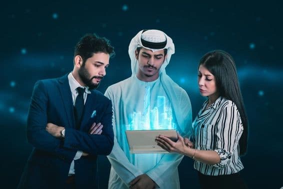 Zwei Männer und eine Frau betrachten ein Hologramm.