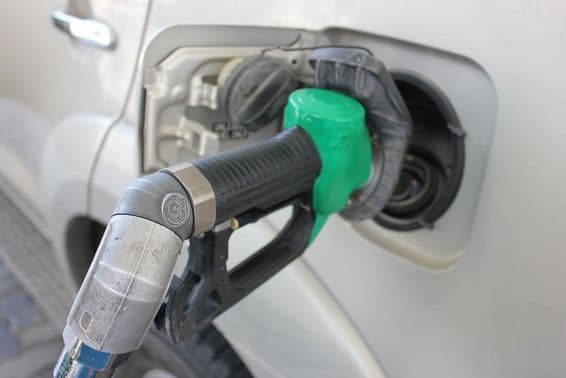 Tanken an einer Tankstelle in ein weißes Auto.