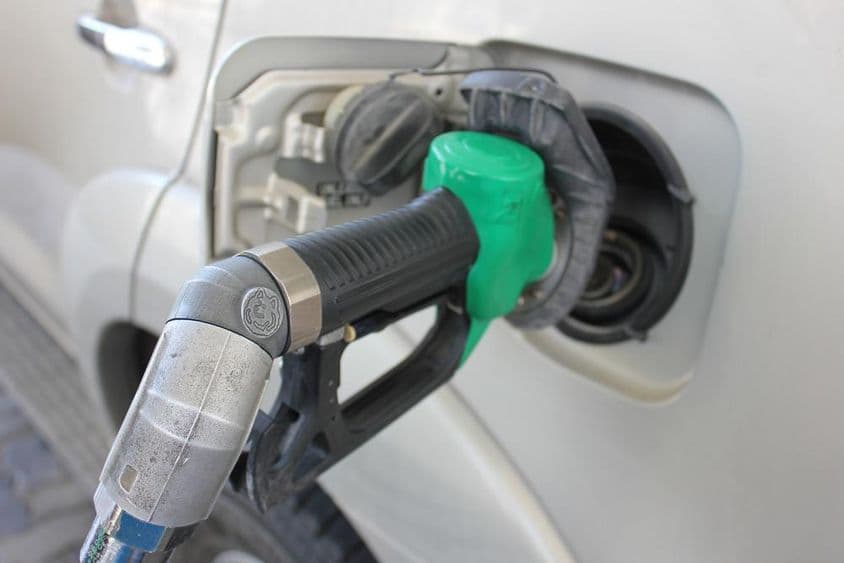 Tanken an einer Tankstelle in ein weißes Auto.