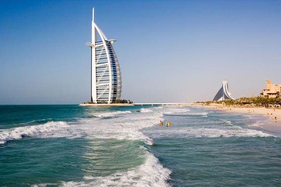Burj Al Arab vom Meer aus gesehen.