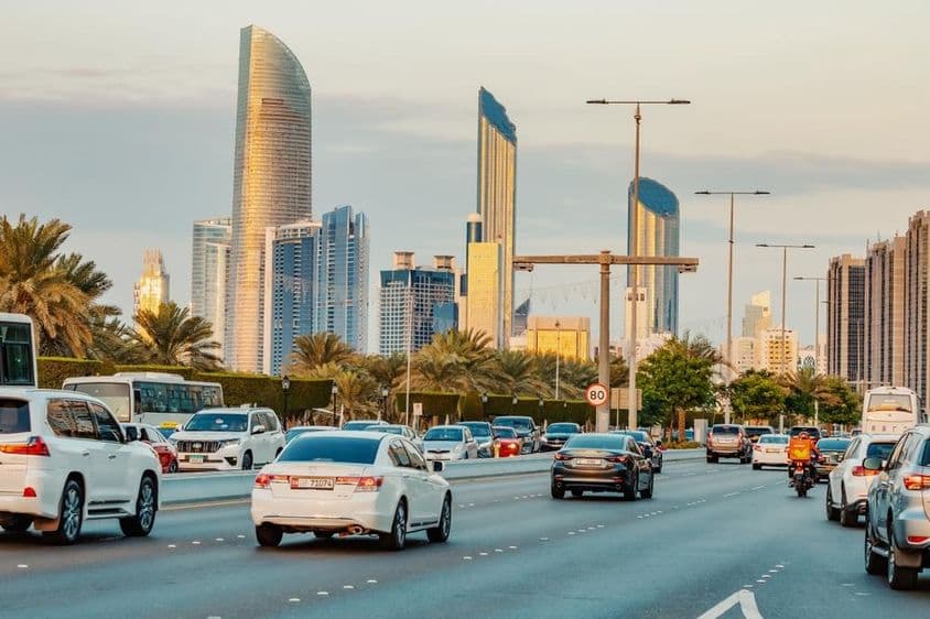 Autos fahren auf einer Straße in Abu Dhabi.