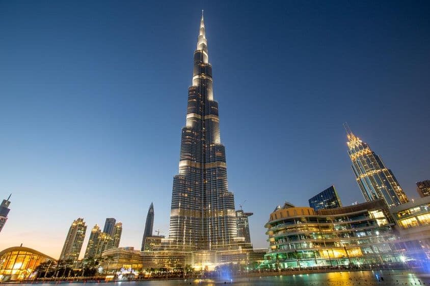 Dubai Burj Khalifa bei Nacht beleuchtet.