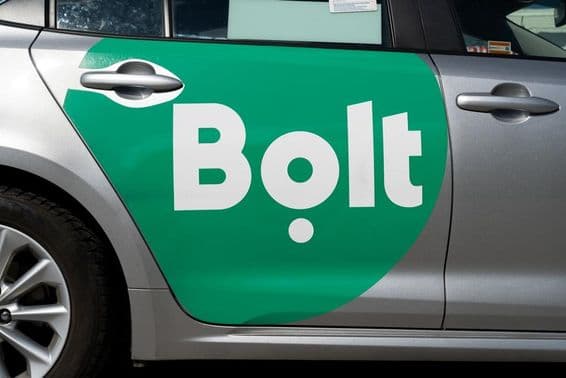 Bolt-Logo auf der Seite eines Autos.