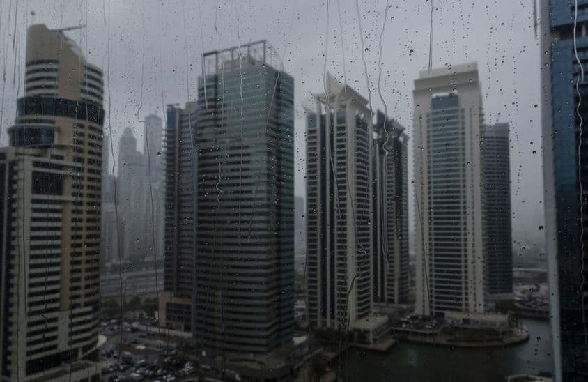 Regen in Dubai, Skyline durch regennasses Glas betrachtet.