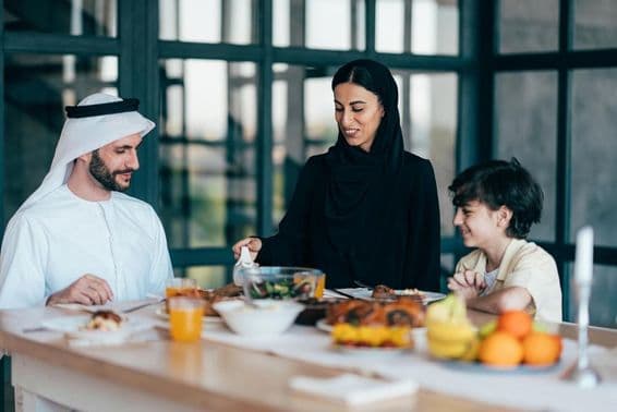 Dubai-Familie beim Essen in der Küche.