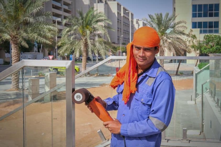 Dubai-Arbeiter poliert Geländer.