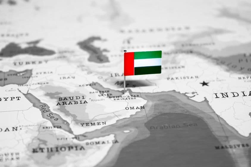 Dubai auf der Karte mit einer VAE-Flagge.