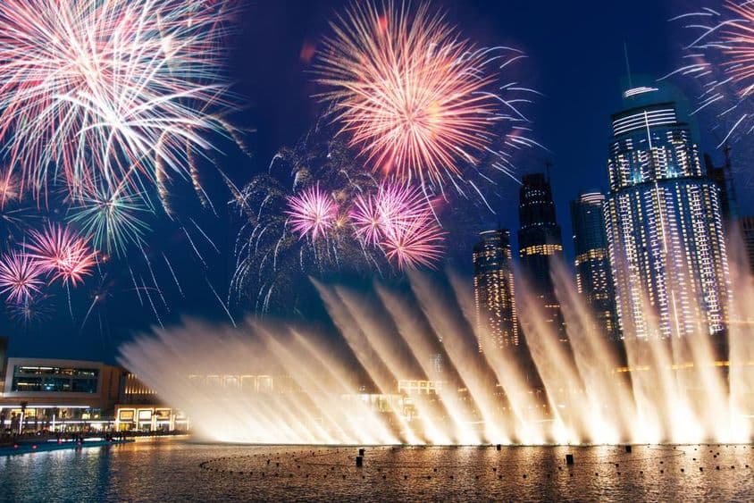 Feuerwerk über der Dubai Mall Wassershow.