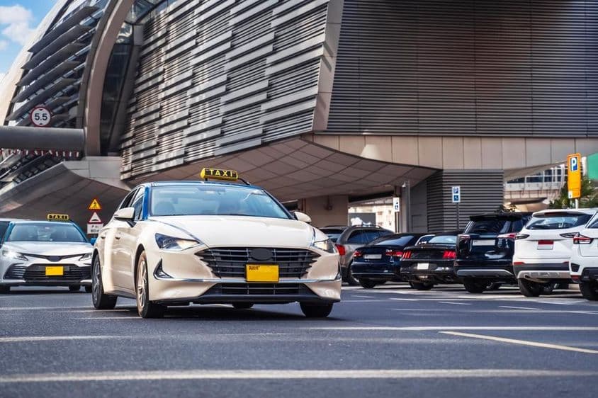 Dubai Straßenszene mit Autos.
