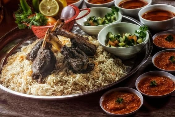 Lammkeule mit Reis, Beilagen und Dessert inkludiert.