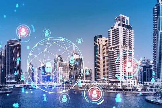 Geschäftsskyline von Dubai, Wolkenkratzer, holografische Symbole, Personalmanagement-Konzept.