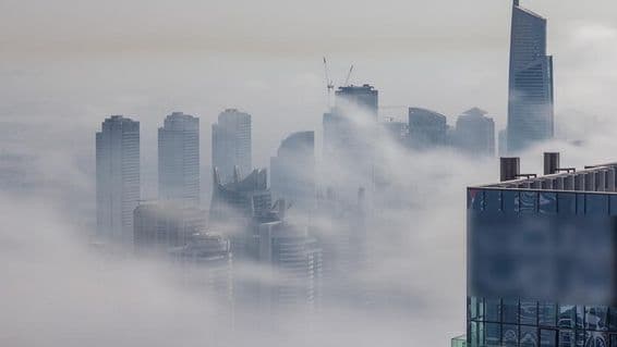 Dubai Wolkenkratzer eingehüllt in Nebel.