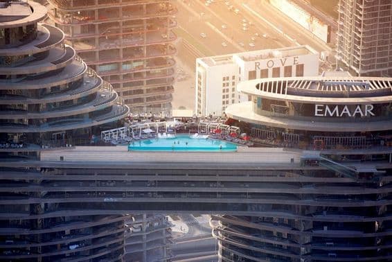 Wolkenkratzer-Pool im Sonnenschein.