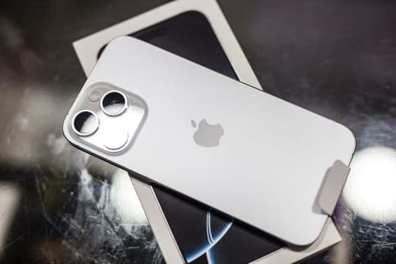 iPhone, das auf seinem Karton auf einem Tisch liegt.