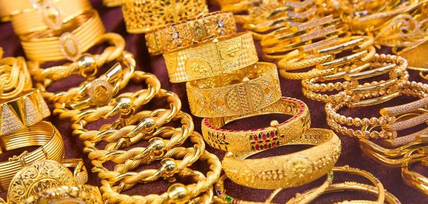 Dubai-Goldmarkt, 24 Karat Goldarmbänder.