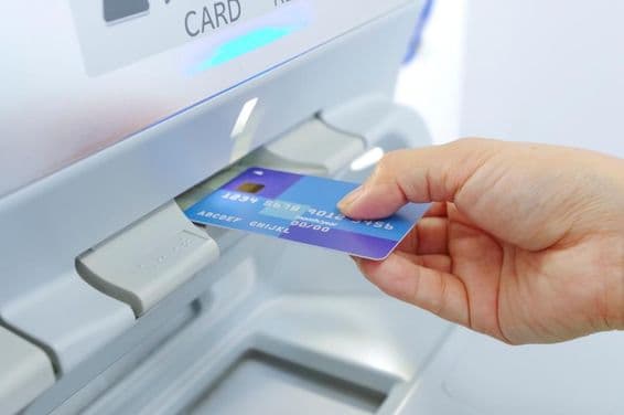 Bargeldabhebung von einem Geldautomaten mit einer Bankkarte.